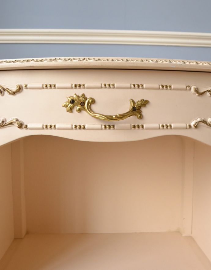 アンティークのチェスト　アンティーク家具　可愛いフレンチスタイルのアンティーク家具、スモールキャビネット（ベッドサイドチェスト）。引き出しの取っ手は蔦のような凝ったデザイン。(m-531-f)