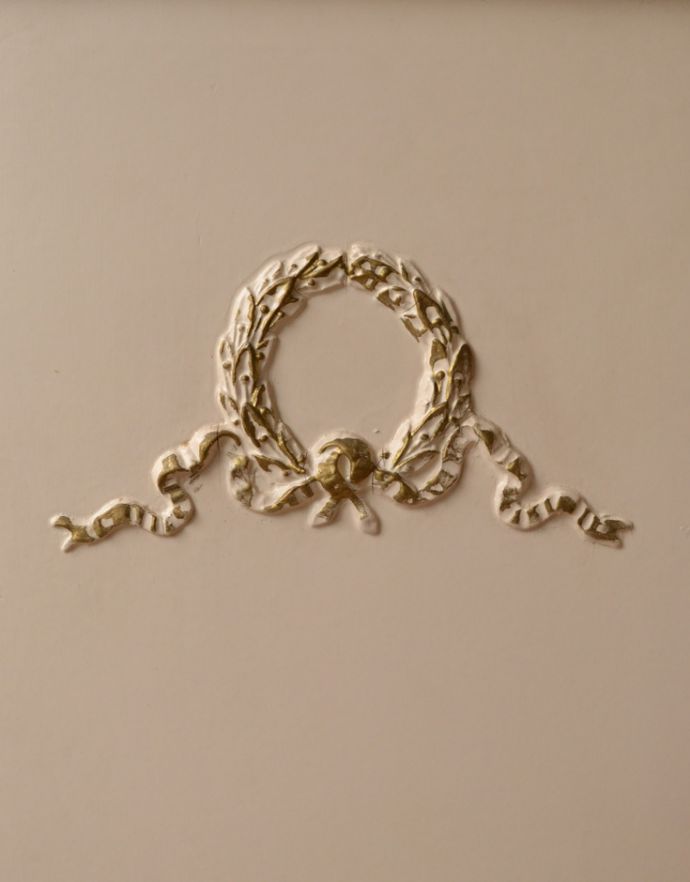 アンティークのチェスト　アンティーク家具　可愛いフレンチスタイルのアンティーク家具、スモールキャビネット（ベッドサイドチェスト）。リースがモチーフの装飾。(m-531-f)