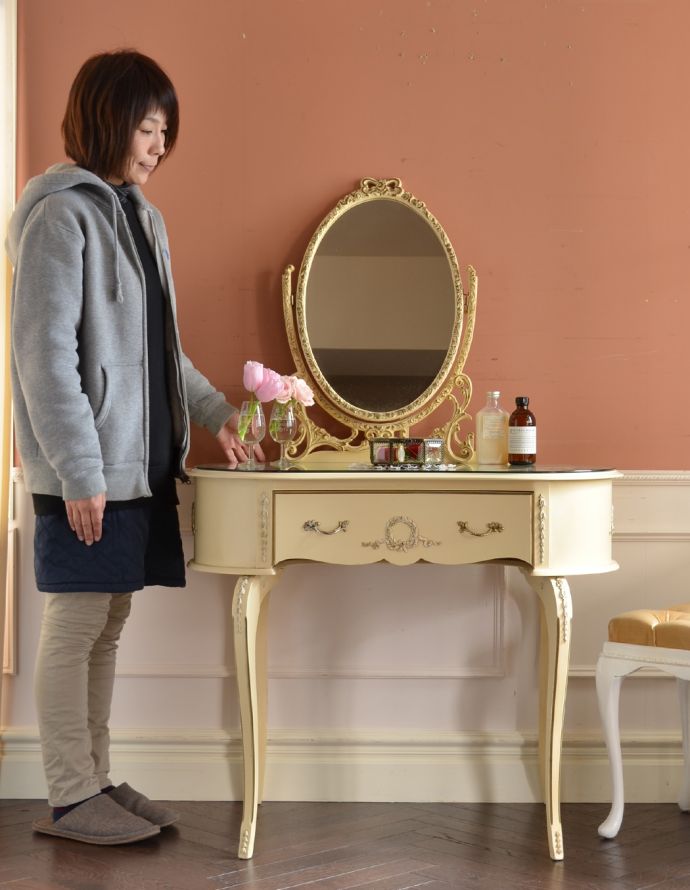 サイドバイサイド アンティーク家具 フランスのホワイト色のアンティーク家具、憧れのドレッシングデスク(ドレッサー)。華があって、ドールハウスにあるような可愛いデザイン。(m-533-f)