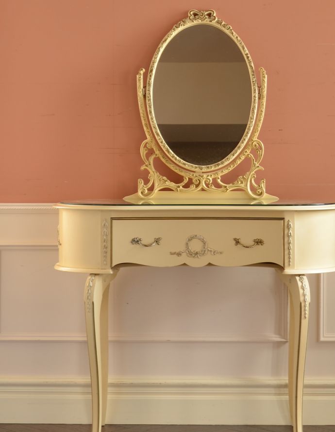 サイドバイサイド アンティーク家具 フランスのホワイト色のアンティーク家具、憧れのドレッシングデスク(ドレッサー)。引き出しがあるので、細々したものを収納できます。(m-533-f)