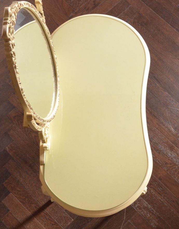 サイドバイサイド アンティーク家具 フランスのホワイト色のアンティーク家具、憧れのドレッシングデスク(ドレッサー)。天板もキレイに塗装を仕上げました。(m-533-f)