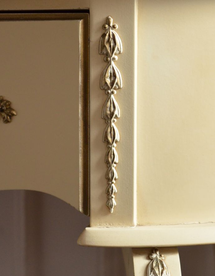 サイドバイサイド アンティーク家具 フランスのホワイト色のアンティーク家具、憧れのドレッシングデスク(ドレッサー)。隅々まで細やかな彫があります。(m-533-f)