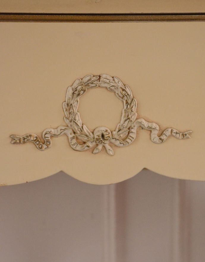 サイドバイサイド アンティーク家具 フランスのホワイト色のアンティーク家具、憧れのドレッシングデスク(ドレッサー)。両サイドにはリースの彫りが刻まれています。(m-533-f)