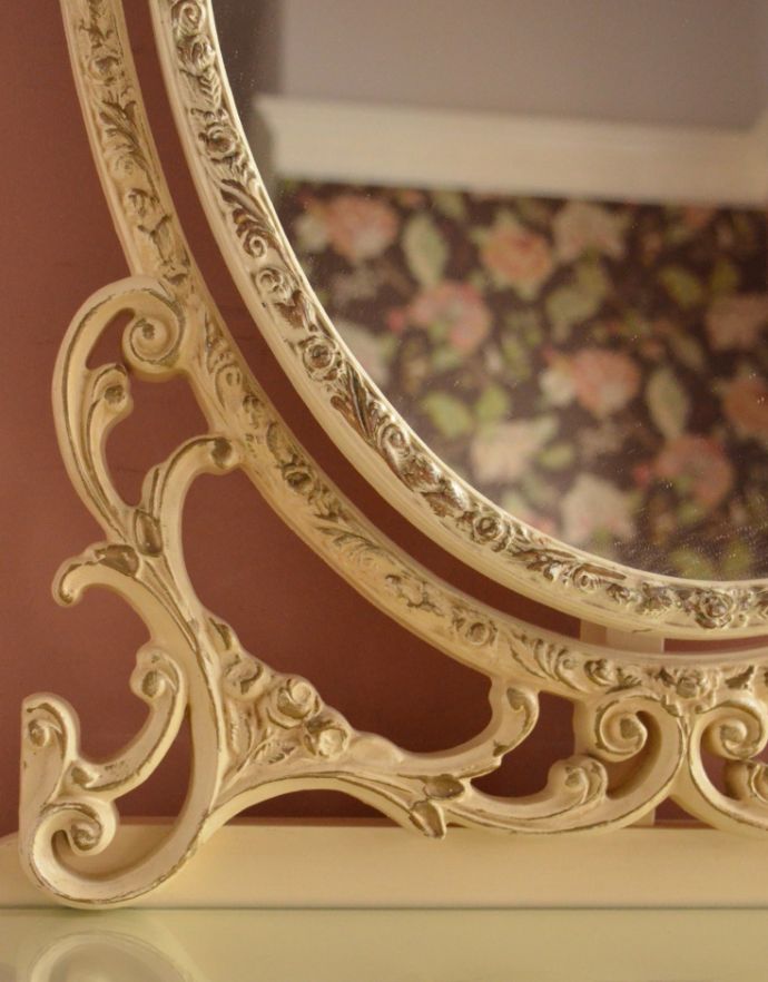 サイドバイサイド アンティーク家具 フランスのホワイト色のアンティーク家具、憧れのドレッシングデスク(ドレッサー)。丁寧な彫りの仕上がりにうっとりしてしまいます。(m-533-f)