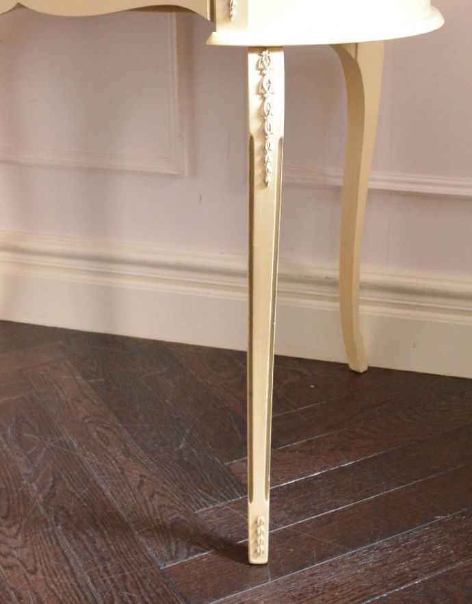 サイドバイサイド アンティーク家具 フランスのホワイト色のアンティーク家具、憧れのドレッシングデスク(ドレッサー)。華奢で女性らしい猫脚が外国風の雰囲気を作ってくれます。(m-533-f)