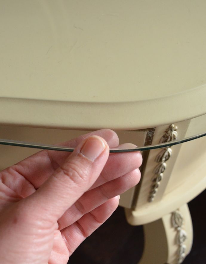 サイドバイサイド アンティーク家具 フランスのホワイト色のアンティーク家具、憧れのドレッシングデスク(ドレッサー)。天板にはガラス板が乗っています。(m-533-f)