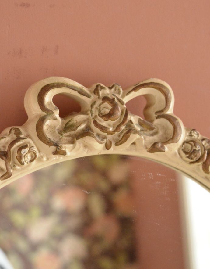 サイドバイサイド アンティーク家具 フランスのホワイト色のアンティーク家具、憧れのドレッシングデスク(ドレッサー)。ミラーの縁にも装飾がたっぷり!トップには、個人的にも大好きなリボンの装飾があります。(m-533-f)