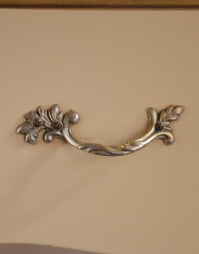 サイドバイサイド アンティーク家具 フランスのホワイト色のアンティーク家具、憧れのドレッシングデスク(ドレッサー)。引き出しの取っ手は蔦のような凝ったデザイン。(m-533-f)