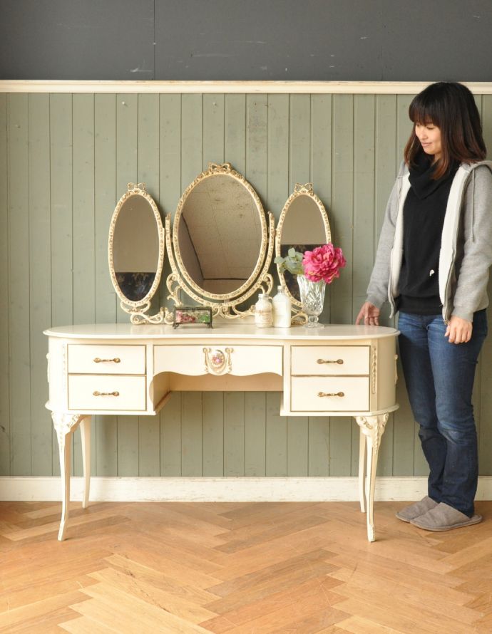 サイドバイサイド　アンティーク家具　フランスから届いたアンティーク家具、白いペイントの３面鏡ドレッサー（鏡台）。華があって、ドールハウスにあるような可愛いデザイン。(m-534-f)