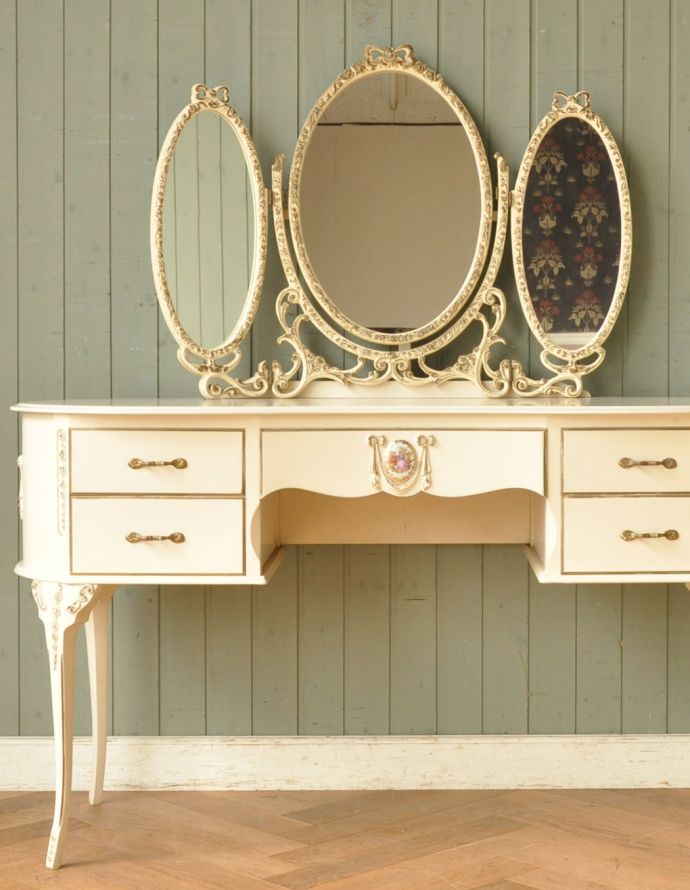 サイドバイサイド　アンティーク家具　フランスから届いたアンティーク家具、白いペイントの３面鏡ドレッサー（鏡台）。小さな引き出しがあるので、細々したものを収納できます。(m-534-f)
