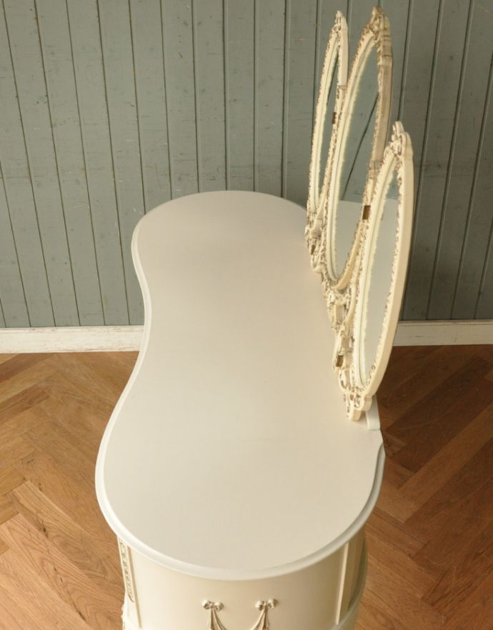 サイドバイサイド　アンティーク家具　フランスから届いたアンティーク家具、白いペイントの３面鏡ドレッサー（鏡台）。天板もキレイに塗装を仕上げました。(m-534-f)