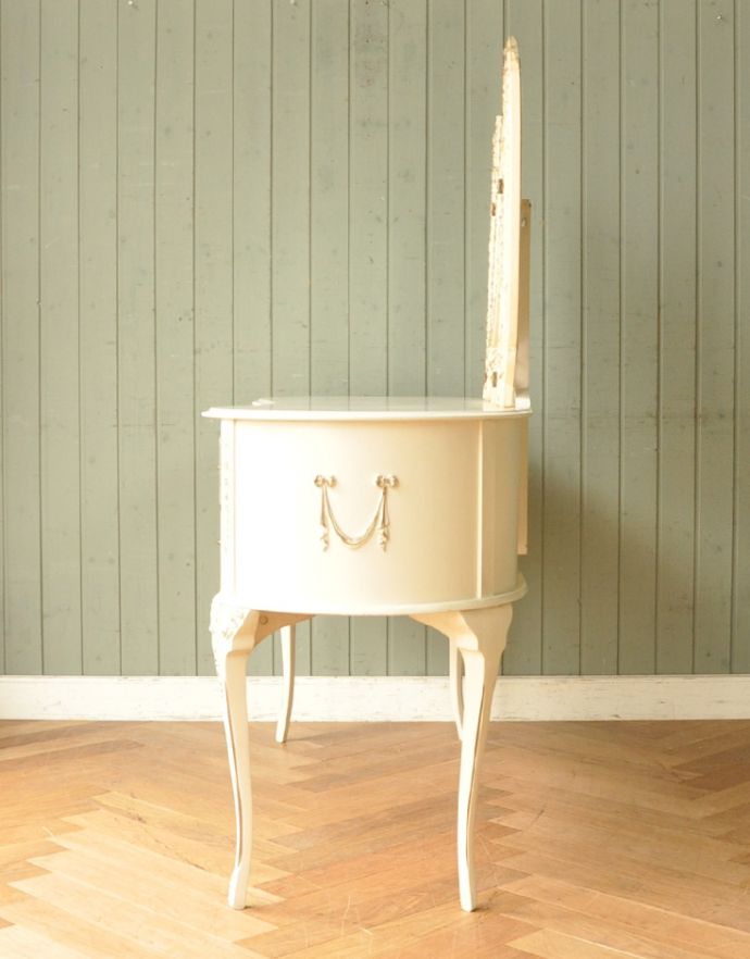 サイドバイサイド　アンティーク家具　フランスから届いたアンティーク家具、白いペイントの３面鏡ドレッサー（鏡台）。サイドにも可愛い飾り。(m-534-f)
