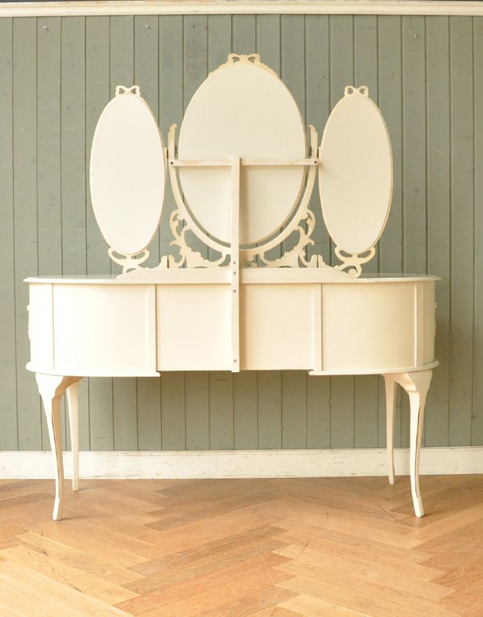 サイドバイサイド　アンティーク家具　フランスから届いたアンティーク家具、白いペイントの３面鏡ドレッサー（鏡台）。裏側もキチンと仕上げているので、キレイな状態です。(m-534-f)