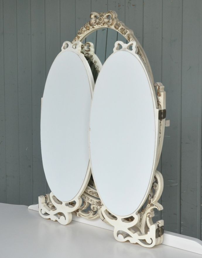 サイドバイサイド　アンティーク家具　フランスから届いたアンティーク家具、白いペイントの３面鏡ドレッサー（鏡台）。三面鏡は閉じることができるんです。(m-534-f)