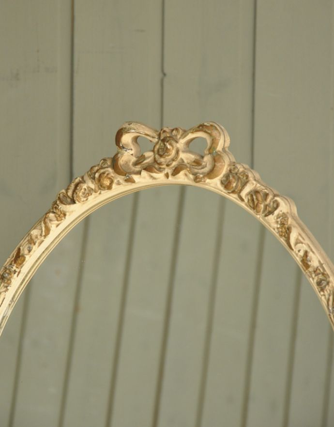 サイドバイサイド　アンティーク家具　フランスから届いたアンティーク家具、白いペイントの３面鏡ドレッサー（鏡台）。トップにはアンティークならではの繊細な装飾があります。(m-534-f)