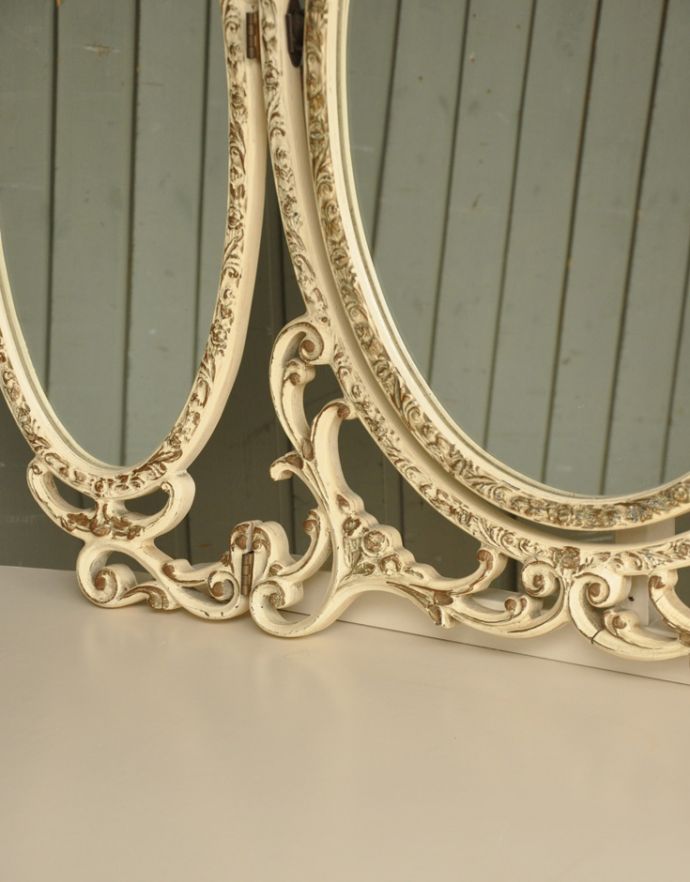 サイドバイサイド　アンティーク家具　フランスから届いたアンティーク家具、白いペイントの３面鏡ドレッサー（鏡台）。丁寧な彫りの仕上がりにうっとりしてしまいます。(m-534-f)
