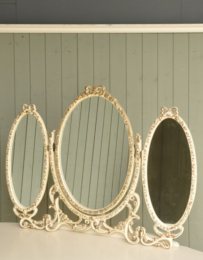 サイドバイサイド　アンティーク家具　フランスから届いたアンティーク家具、白いペイントの３面鏡ドレッサー（鏡台）。大きな鏡はお部屋を広く見せる効果大。(m-534-f)