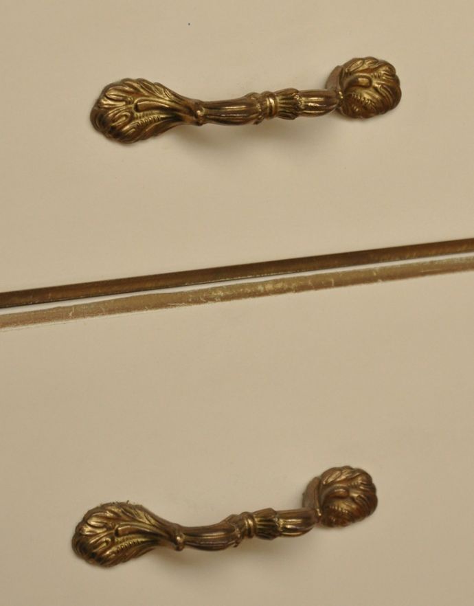 サイドバイサイド　アンティーク家具　フランスから届いたアンティーク家具、白いペイントの３面鏡ドレッサー（鏡台）。取っ手まで凝ったデザイン。(m-534-f)