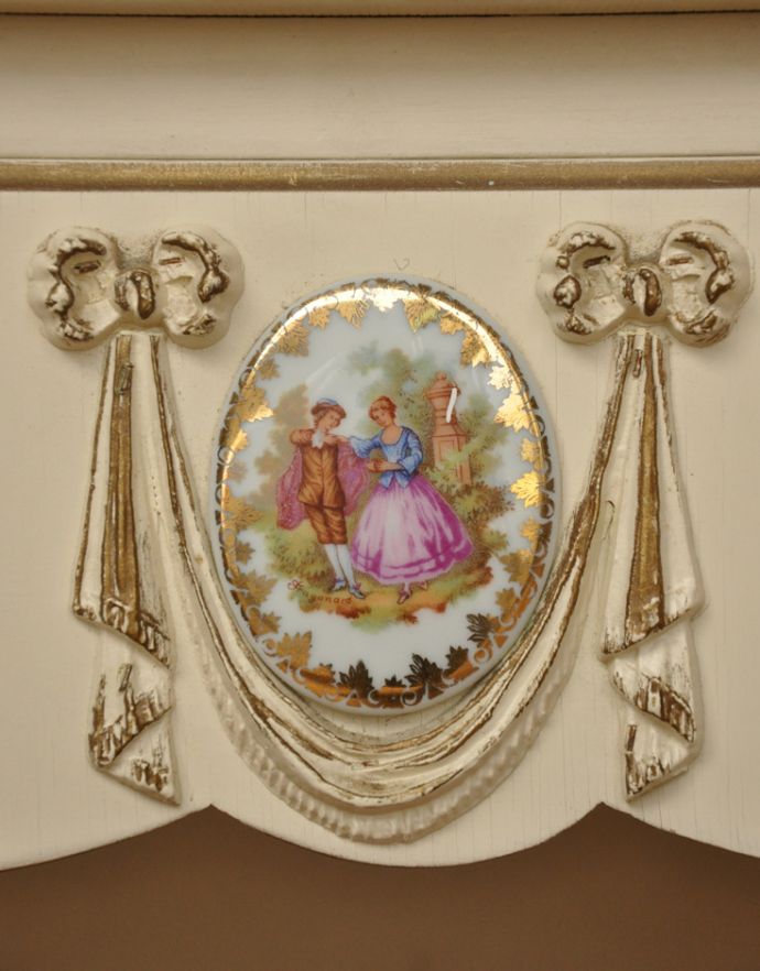 サイドバイサイド　アンティーク家具　フランスから届いたアンティーク家具、白いペイントの３面鏡ドレッサー（鏡台）。引き出しの前板にはフランスらしい素敵な装飾が付いています。(m-534-f)