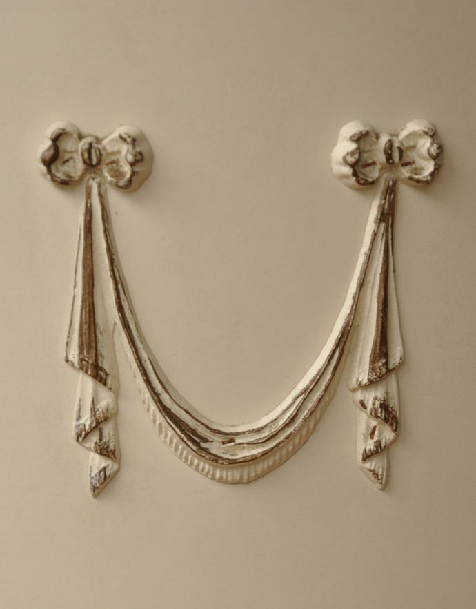 サイドバイサイド　アンティーク家具　フランスから届いたアンティーク家具、白いペイントの３面鏡ドレッサー（鏡台）。両サイドにはリボンの彫りが刻まれています。(m-534-f)