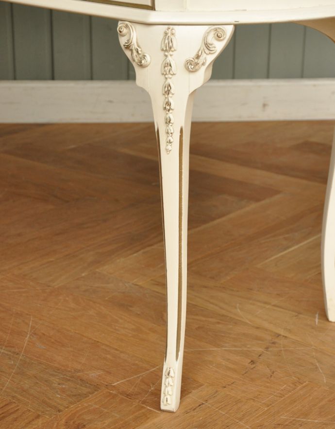 サイドバイサイド　アンティーク家具　フランスから届いたアンティーク家具、白いペイントの３面鏡ドレッサー（鏡台）。細い脚が上品です。(m-534-f)