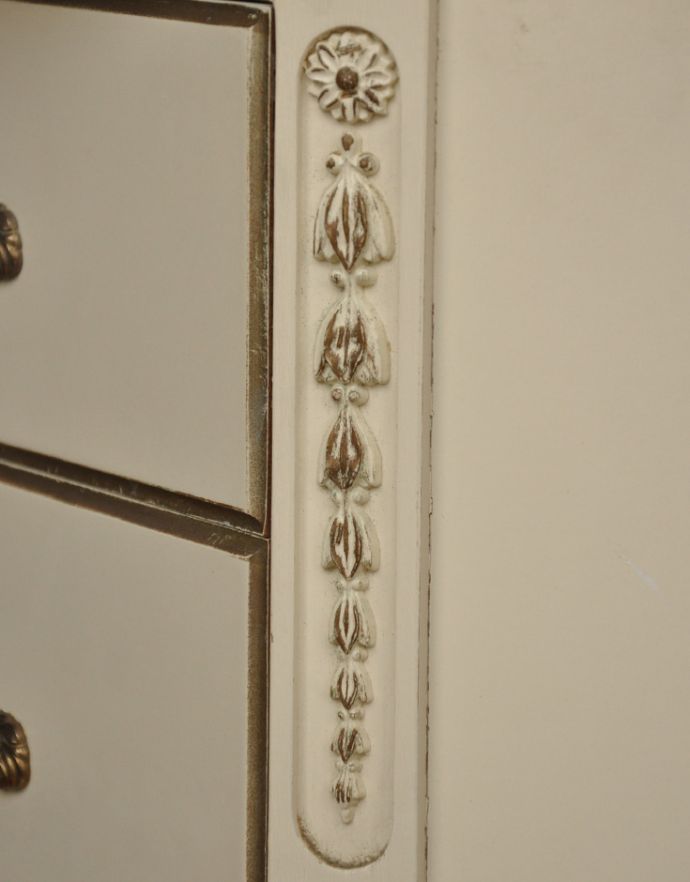 サイドバイサイド　アンティーク家具　フランスから届いたアンティーク家具、白いペイントの３面鏡ドレッサー（鏡台）。丁寧な彫りの仕上がりにうっとりしてしまいます。(m-534-f)