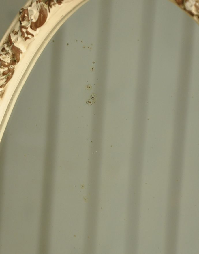 サイドバイサイド　アンティーク家具　フランスから届いたアンティーク家具、白いペイントの３面鏡ドレッサー（鏡台）。向かって左のミラーには一部に汚れがございます。(m-534-f)