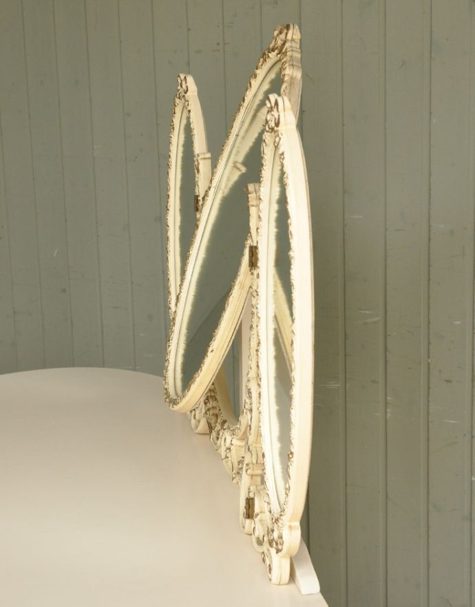 サイドバイサイド　アンティーク家具　フランスから届いたアンティーク家具、白いペイントの３面鏡ドレッサー（鏡台）。中央の鏡のみ、多少の角度調整ができます。(m-534-f)