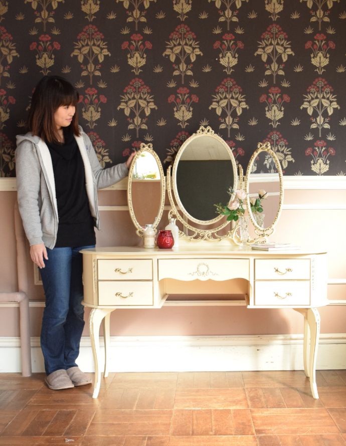サイドバイサイド　アンティーク家具　フランスから届いたアンティーク家具、白いペイントのドレッサー（鏡台）。華があって、ドールハウスにあるような可愛いデザイン。(m-535-f)