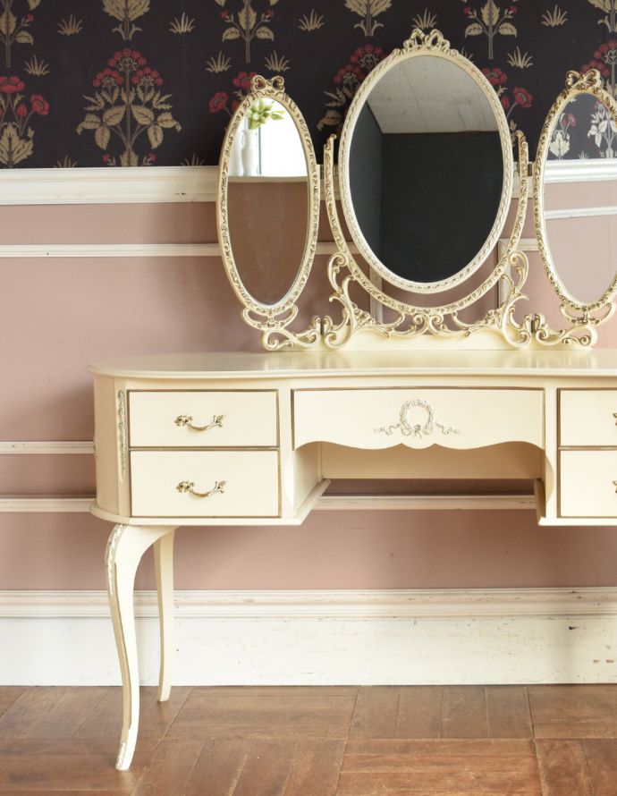 サイドバイサイド　アンティーク家具　フランスから届いたアンティーク家具、白いペイントのドレッサー（鏡台）。小さな引き出しがあるので、細々したものを収納できます。(m-535-f)