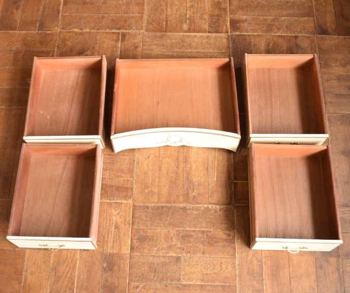 サイドバイサイド　アンティーク家具　フランスから届いたアンティーク家具、白いペイントのドレッサー（鏡台）。引き出しは全部で５杯です。(m-535-f)