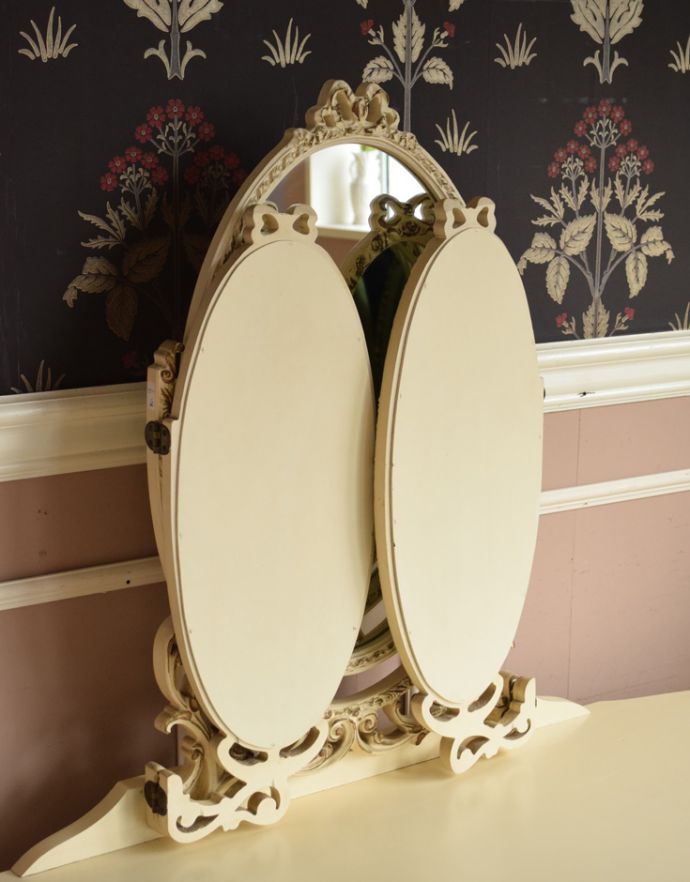 サイドバイサイド　アンティーク家具　フランスから届いたアンティーク家具、白いペイントのドレッサー（鏡台）。大きな鏡はお部屋を広く見せる効果大。(m-535-f)