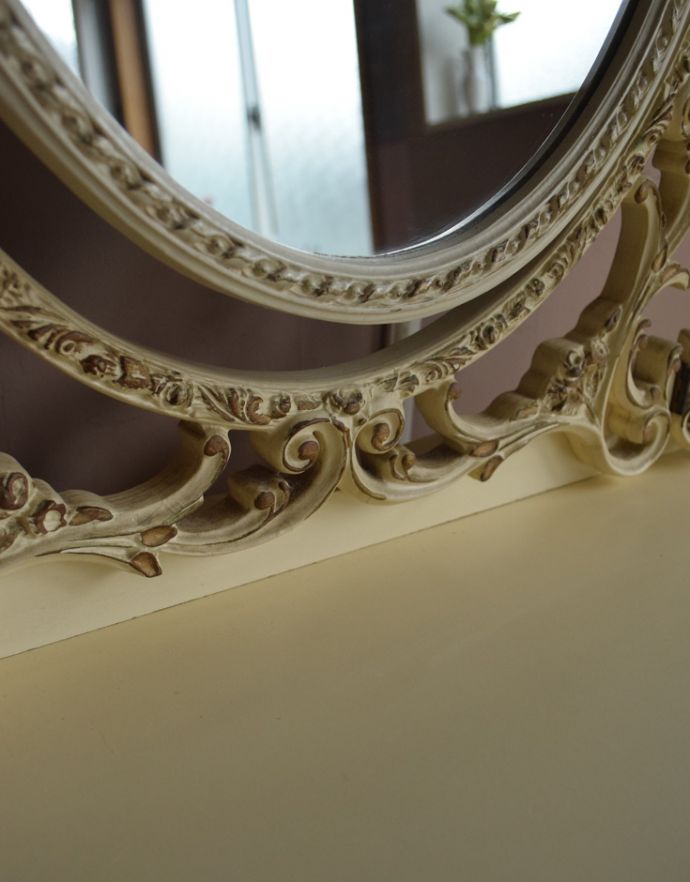 サイドバイサイド　アンティーク家具　フランスから届いたアンティーク家具、白いペイントのドレッサー（鏡台）。丁寧な彫りの仕上がりにうっとりしてしまいます。(m-535-f)