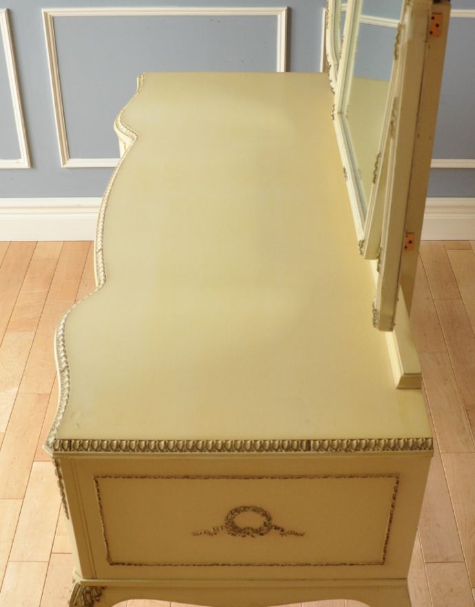 アンティークのドレッサー アンティーク家具 三面鏡付きのアンティーク家具、フランスで見つけたホワイトペイントのドレッサー。天板もキレイに塗装を仕上げました。(m-536-f)