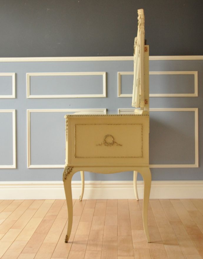 アンティークのドレッサー アンティーク家具 三面鏡付きのアンティーク家具、フランスで見つけたホワイトペイントのドレッサー。サイドにも可愛い飾り。(m-536-f)