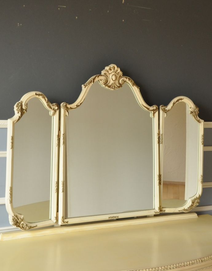 アンティークのドレッサー アンティーク家具 三面鏡付きのアンティーク家具、フランスで見つけたホワイトペイントのドレッサー。大きな鏡はお部屋を広く見せる効果大。(m-536-f)