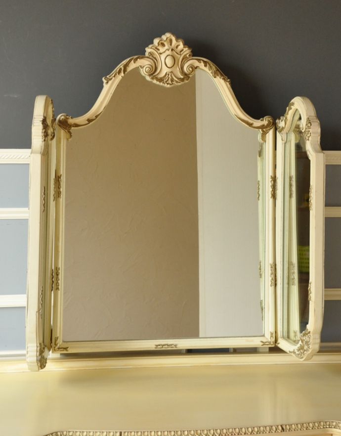 アンティークのドレッサー アンティーク家具 三面鏡付きのアンティーク家具、フランスで見つけたホワイトペイントのドレッサー。左右のミラーは垂直の状態まで閉じるとこが出来ます。(m-536-f)