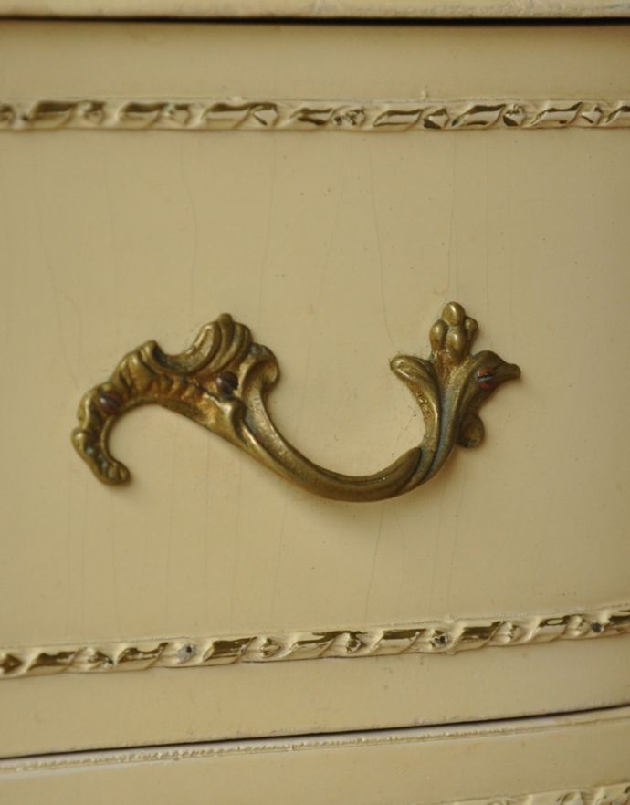 アンティークのドレッサー アンティーク家具 三面鏡付きのアンティーク家具、フランスで見つけたホワイトペイントのドレッサー。取っ手は蔦のような凝ったデザイン。(m-536-f)