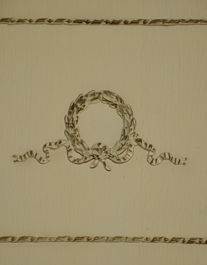 アンティークのドレッサー アンティーク家具 三面鏡付きのアンティーク家具、フランスで見つけたホワイトペイントのドレッサー。両サイドにはリボンの彫りが刻まれています。(m-536-f)