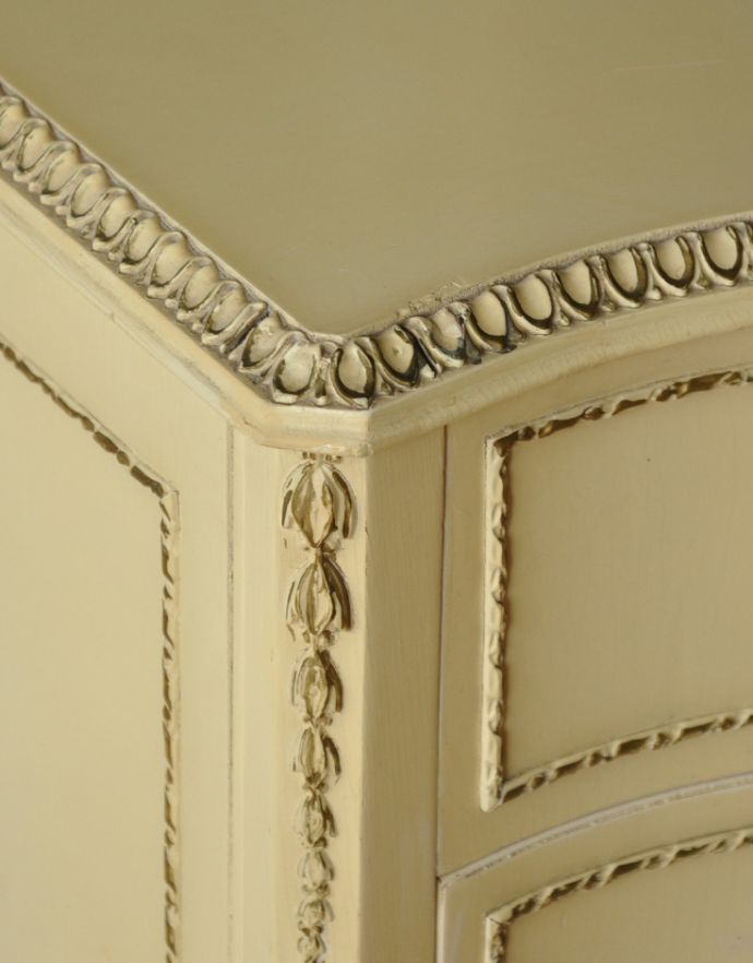 アンティークのドレッサー アンティーク家具 三面鏡付きのアンティーク家具、フランスで見つけたホワイトペイントのドレッサー。丁寧な彫りの仕上がりにうっとりしてしまいます。(m-536-f)