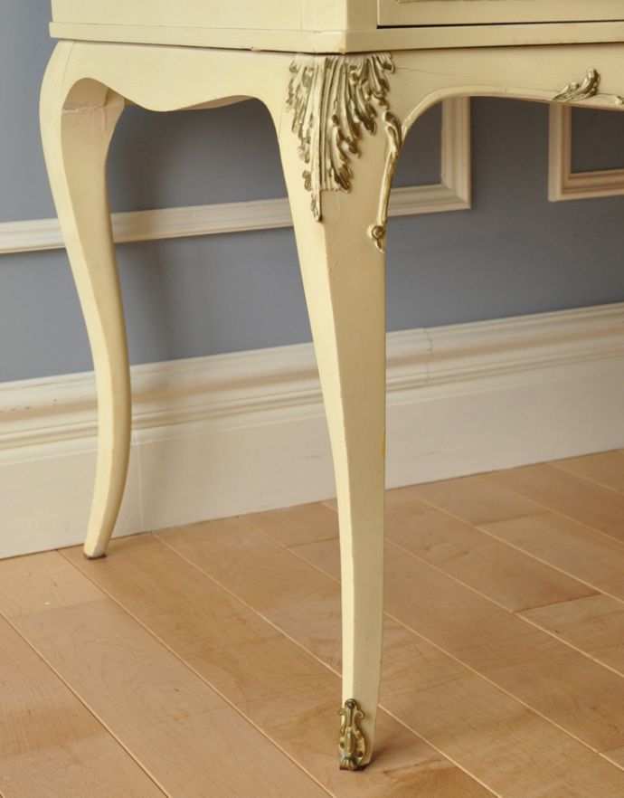 アンティークのドレッサー アンティーク家具 三面鏡付きのアンティーク家具、フランスで見つけたホワイトペイントのドレッサー。細い脚が上品です。(m-536-f)