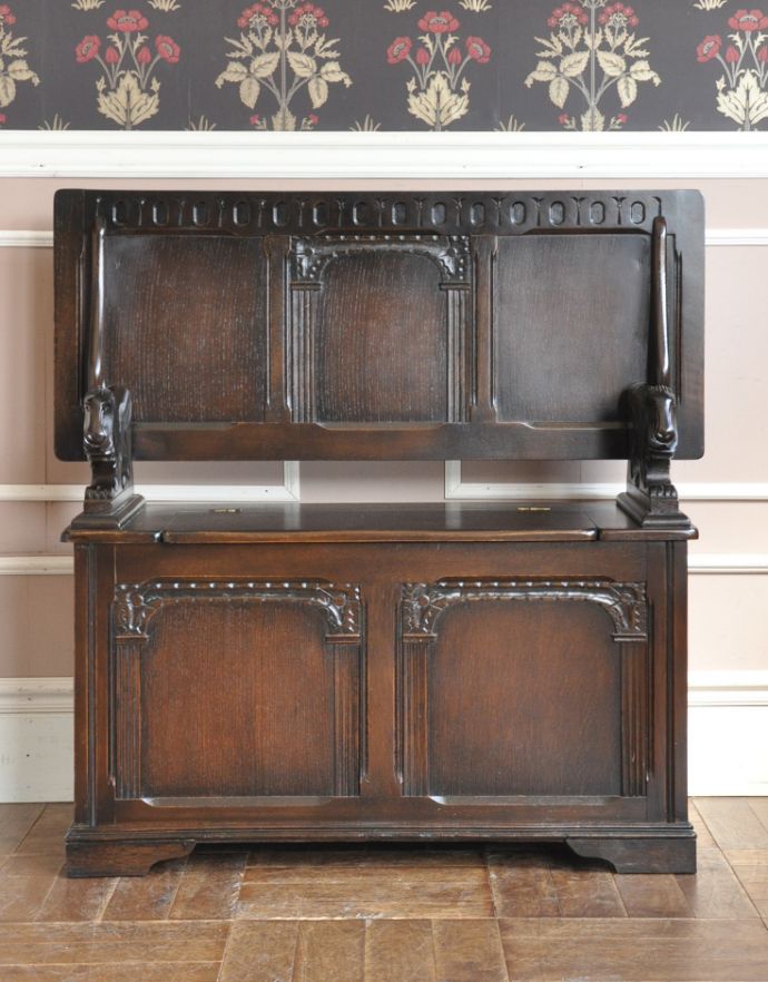 ロイドルームボックス　アンティーク家具　3通りに使える最もアンティークらしい家具、モンクスベンチ。背もたれを動かすだけであっという間にベンチになります。(m-537-f)