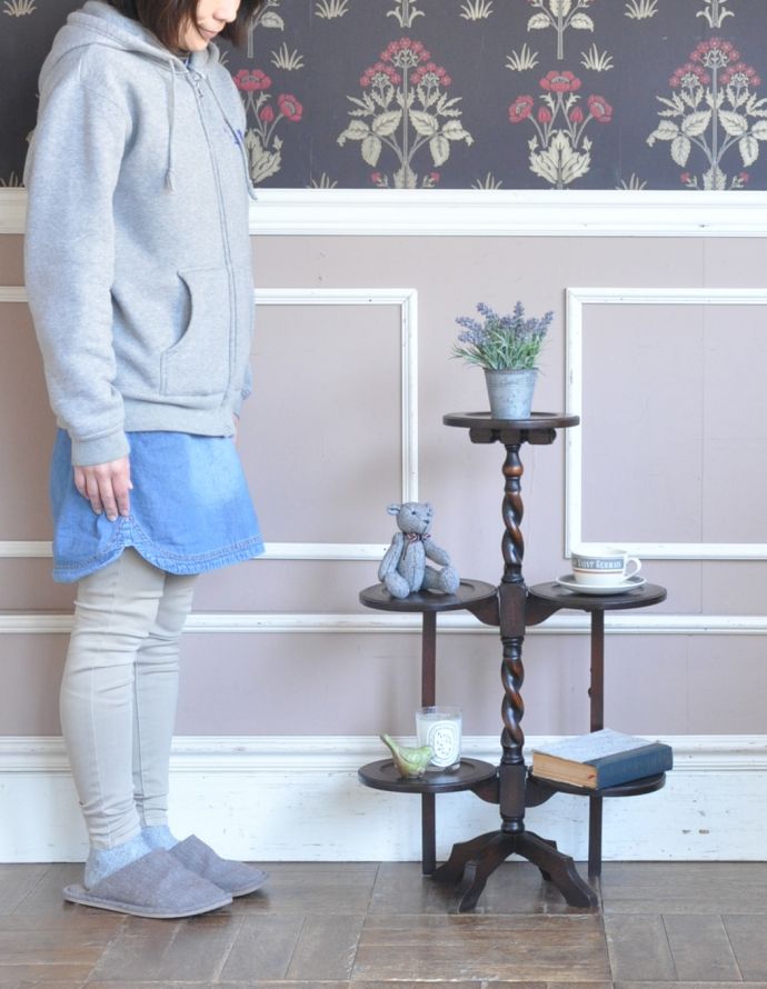 ロイドテーブル　アンティーク家具　ツイストラインが美しい英国アンティークのケーキスタンド（テーブル）。ティータイムでの必需品、木製のケーキスタンドです。(m-538-f)