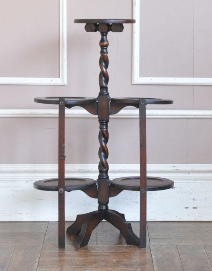 ロイドテーブル　アンティーク家具　ツイストラインが美しい英国アンティークのケーキスタンド（テーブル）。収納すると場所をとってしまう、ガラスのケーキスタンドやティーポットを飾っても素敵ですよ。(m-538-f)