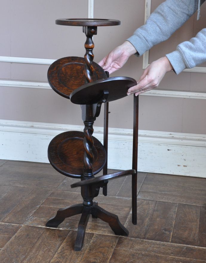 ロイドテーブル　アンティーク家具　ツイストラインが美しい英国アンティークのケーキスタンド（テーブル）。とっても簡単に折りたたむ事ができます。(m-538-f)