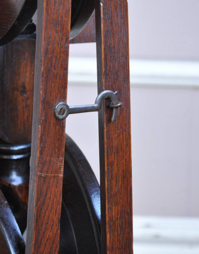 ロイドテーブル　アンティーク家具　ツイストラインが美しい英国アンティークのケーキスタンド（テーブル）。サイドに金具付いています。(m-538-f)
