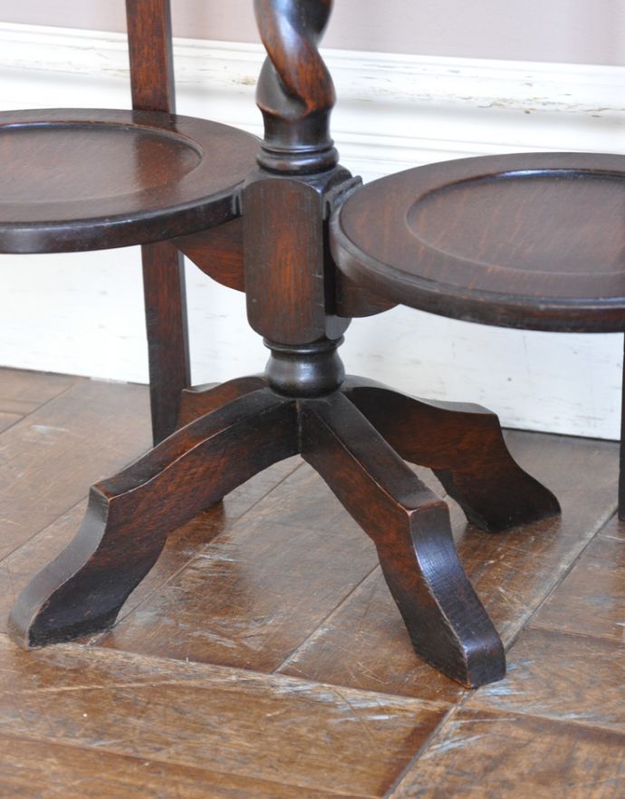 ロイドテーブル　アンティーク家具　ツイストラインが美しい英国アンティークのケーキスタンド（テーブル）。安定感のあるキレイな脚です。(m-538-f)
