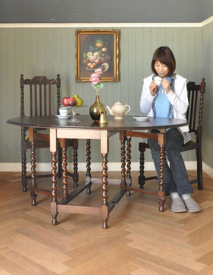 英国クラシックスタイル　アンティーク家具　丸い天板のアンティーク英国家具、伸張式のゲートレッグテーブル。お友達とお茶したり、趣味の時間を過ごしたり、夫婦で食事をしたり・・・大きさを変えていろんな使い方が楽しめます。(m-539-f)