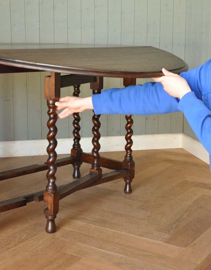 英国クラシックスタイル　アンティーク家具　丸い天板のアンティーク英国家具、伸張式のゲートレッグテーブル。天板を引っ張り出すだけなので、組み立ても簡単！女性の力で大丈夫です。(m-539-f)