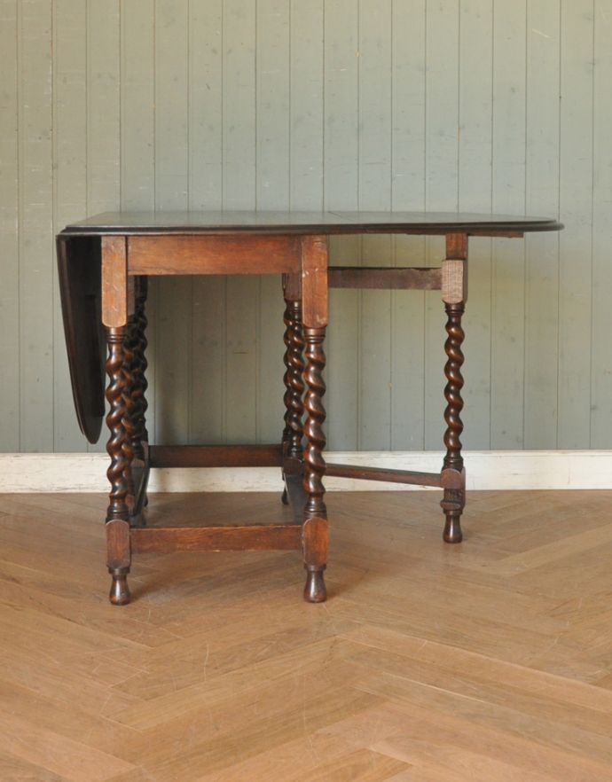 英国クラシックスタイル　アンティーク家具　丸い天板のアンティーク英国家具、伸張式のゲートレッグテーブル。常に広げた状態でも十分にご使用頂けます。(m-539-f)